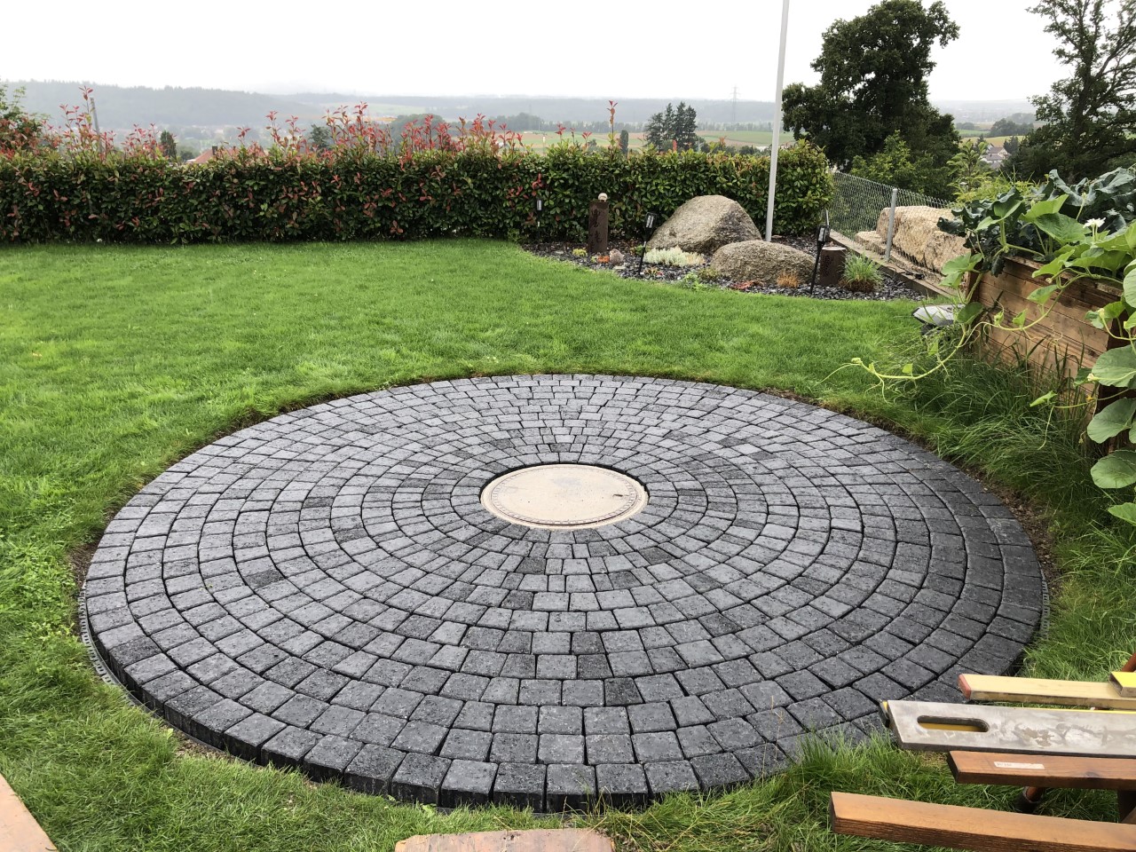 Steine im Garten Kreis fertig