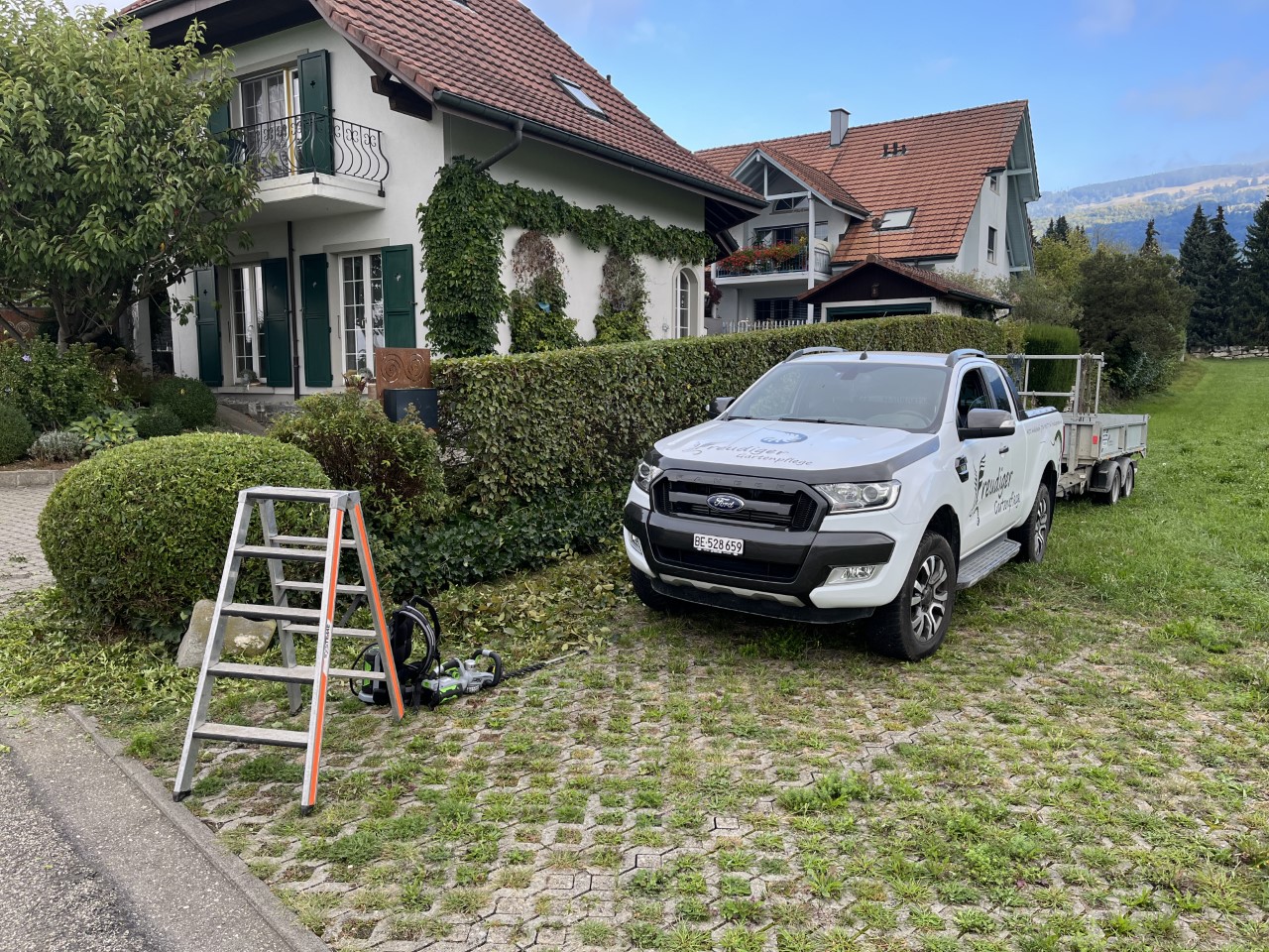 Haus mit Kletterpflanze Hecke Landautos 