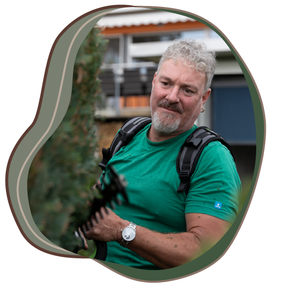 Lukas Freudiger in einem Garten